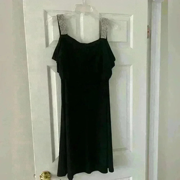 Marina black cocktail dress. - Picture 5 of 7